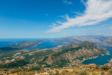 Kotor Körfezi tepelerden. Mount Lovcen için bay göster