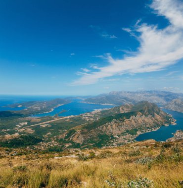 Kotor Körfezi tepelerden. Mount Lovcen için bay göster
