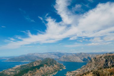 Kotor Körfezi tepelerden. Mount Lovcen için bay göster
