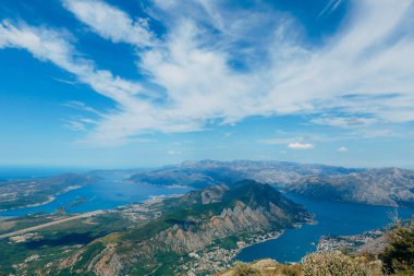 Kotor Körfezi tepelerden. Mount Lovcen için bay göster