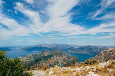 Kotor Körfezi tepelerden. Mount Lovcen için bay göster