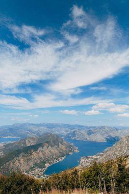 Kotor Körfezi tepelerden. Mount Lovcen için bay göster