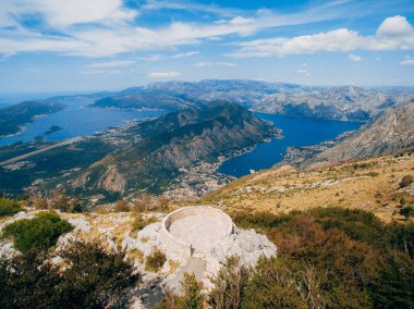 Kotor Körfezi tepelerden. Mount Lovcen için bay göster