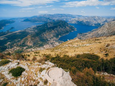 Kotor Körfezi tepelerden. Mount Lovcen için bay göster