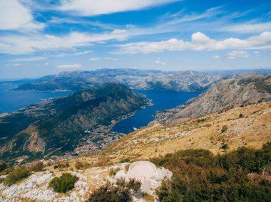 Kotor Körfezi tepelerden. Mount Lovcen için bay göster