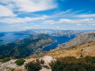 Kotor Körfezi tepelerden. Mount Lovcen için bay göster