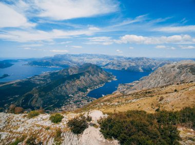 Kotor Körfezi tepelerden. Mount Lovcen için bay göster