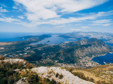 Lovcen Tivat dağ manzarası. Tivat Havaalanı. Lustica Penins