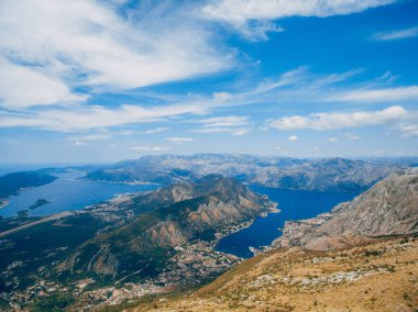 Kotor Körfezi tepelerden. Mount Lovcen için bay göster