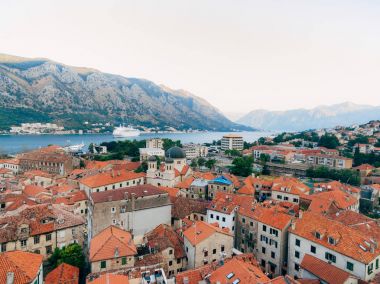 Kotor Körfezi Kotor, M Old Town yakınındaki iskelede liner