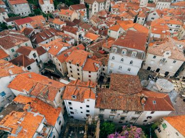 Kotor Körfezi Kotor, M Old Town yakınındaki iskelede liner
