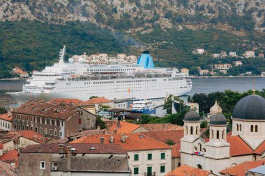 Kotor Körfezi Kotor, M Old Town yakınındaki iskelede liner