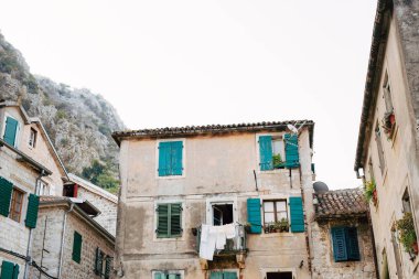 Eski bir ev sahte balkonda. Balkan mimari