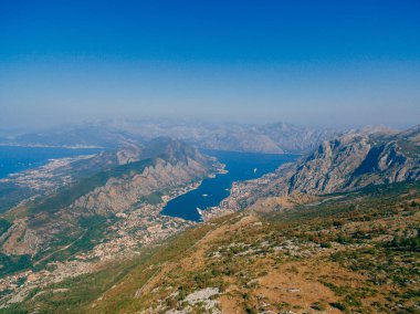 Kotor Körfezi tepelerden. Mount Lovcen için bay göster