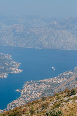 Kotor Körfezi tepelerden. Mount Lovcen için bay göster
