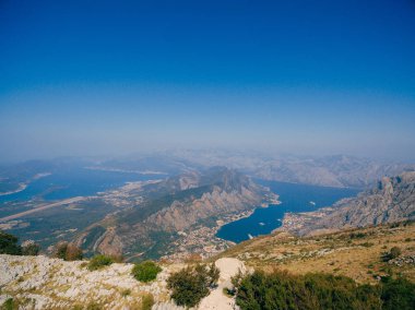 Kotor Körfezi tepelerden. Mount Lovcen için bay göster