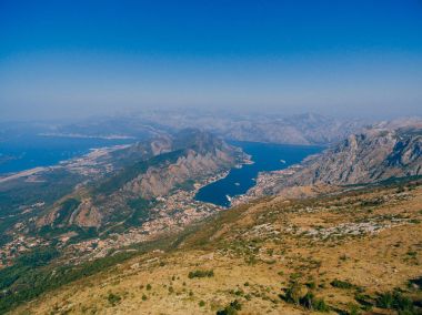 Kotor Körfezi tepelerden. Mount Lovcen için bay göster