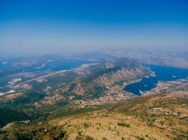 Kotor Körfezi tepelerden. Mount Lovcen için bay göster