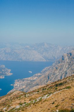 Kotor Körfezi tepelerden. Mount Lovcen için bay göster