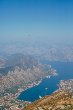 Kotor Körfezi tepelerden. Mount Lovcen için bay göster