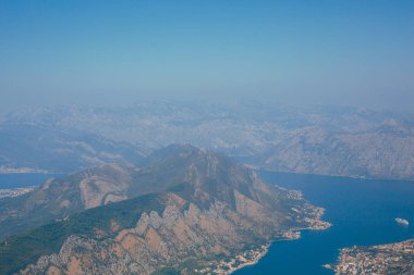 Kotor Körfezi tepelerden. Mount Lovcen için bay göster