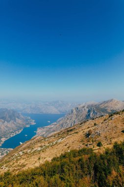 Kotor Körfezi tepelerden. Mount Lovcen için bay göster