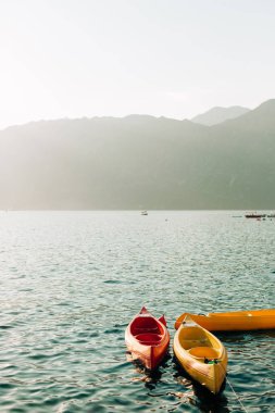 Kayaks suda demirli. Boş kayaks insanlar olmadan. İçinde