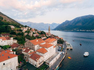 Eski şehir, Perast Kotor Koyu'ndaki, Karadağ kıyısında. İnci