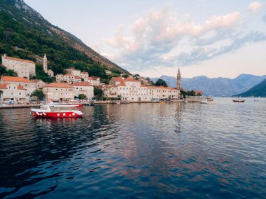Eski şehir, Perast Kotor Koyu'ndaki, Karadağ kıyısında. İnci
