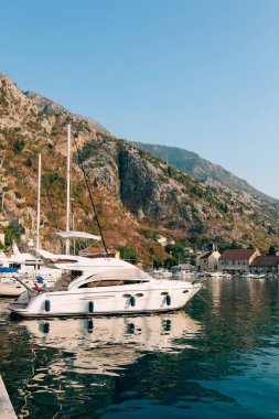 Kotor, Kotor Koyu'nun eski şehir yakınında yelkenli