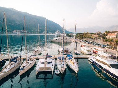 Kotor, Kotor Koyu'nun eski şehir yakınında yelkenli