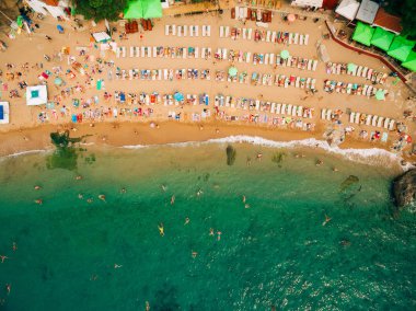 Üstten Görünüm Beach. Turistler yüzmek ile kumlu plaj havadan görünümü
