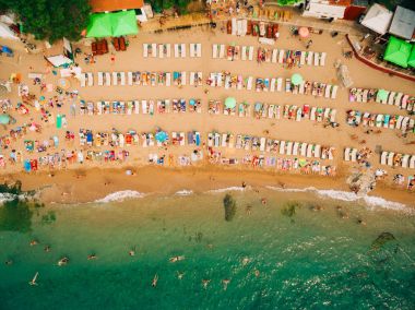 Üstten Görünüm Beach. Turistler yüzmek ile kumlu plaj havadan görünümü