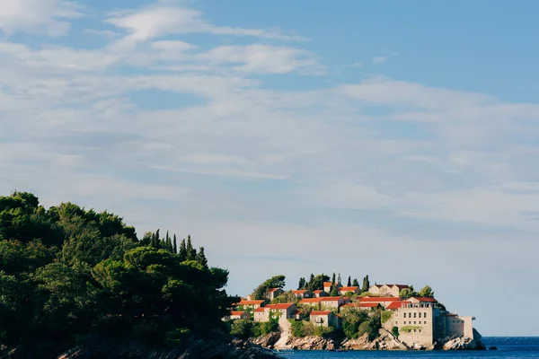 Sziget Sveti Stefan, közeli a szigeten, a délutáni. — Stock Fotó