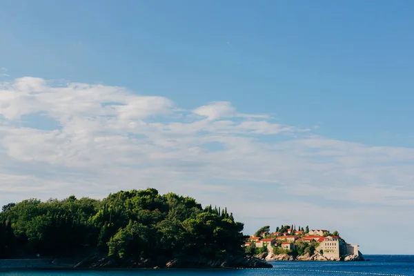 Isla de Sveti Stefan, primer plano de la isla por la tarde . — Foto de Stock