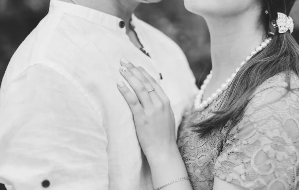 As mãos dos recém-casados com anéis — Fotografia de Stock