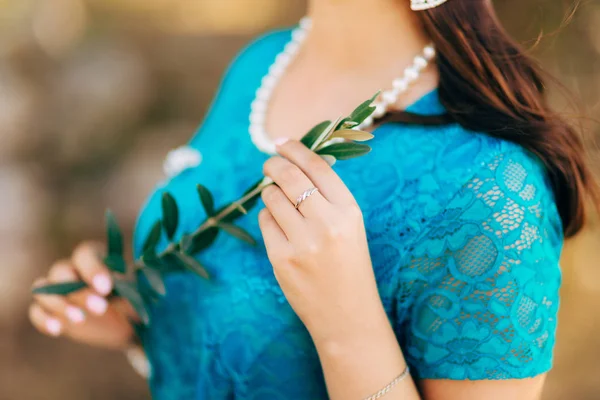 Olivovou ratolestí v ženských rukou. Rukou nevěsty. Svatba v Mon — Stock fotografie