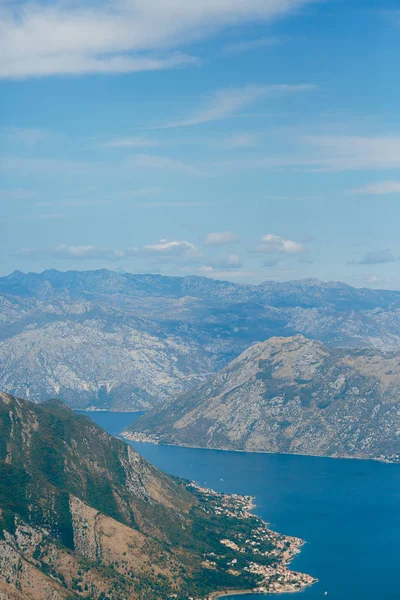 Kotor Körfezi tepelerden. Mount Lovcen için bay göster