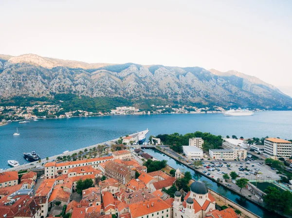 Liner auf dem Dock in kotor, in der Nähe der Altstadt in der Bucht von kotor, m — Stockfoto