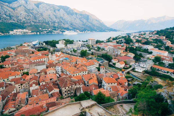 Trazador de líneas en el muelle en Kotor, cerca de la ciudad vieja en la bahía de Kotor, M —  Fotos de Stock