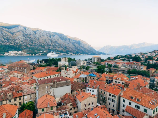 Trazador de líneas en el muelle en Kotor, cerca de la ciudad vieja en la bahía de Kotor, M — Foto de Stock