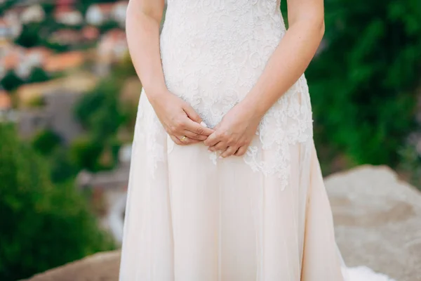 Menyasszony kezében. Esküvő-Montenegró — Stock Fotó