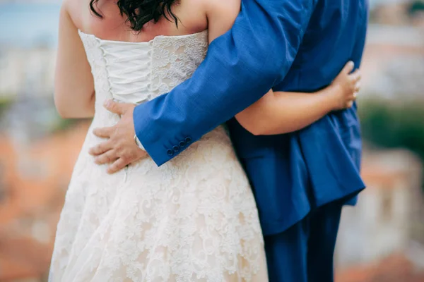 Pengantin pria memeluk pengantin wanita di kota tua. Pernikahan di Montene — Stok Foto