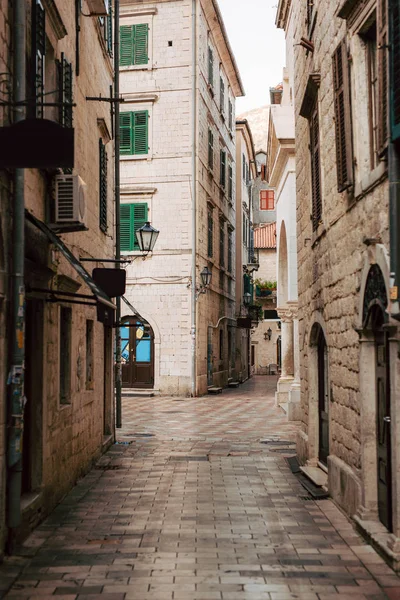El casco antiguo de Kotor. Calle de la ciudad — Foto de Stock
