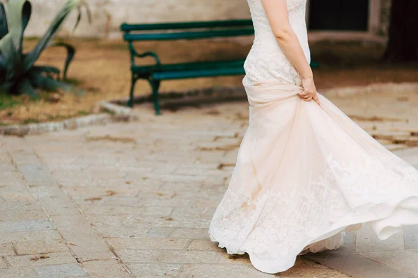 Menyentuh gaunnya. Pengantin melambaikan gaunnya. Gaun berkibar — Stok Foto