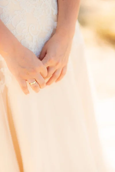 Handen van de bruid. Bruiloft in Montenegro — Stockfoto