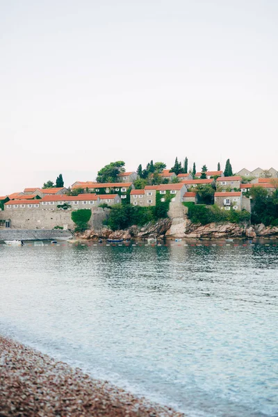 Isla de Sveti Stefan, primer plano de la isla por la tarde . — Foto de Stock