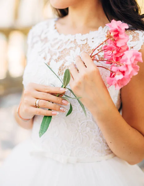 Zakkum çiçeği kız elinde — Stok fotoğraf