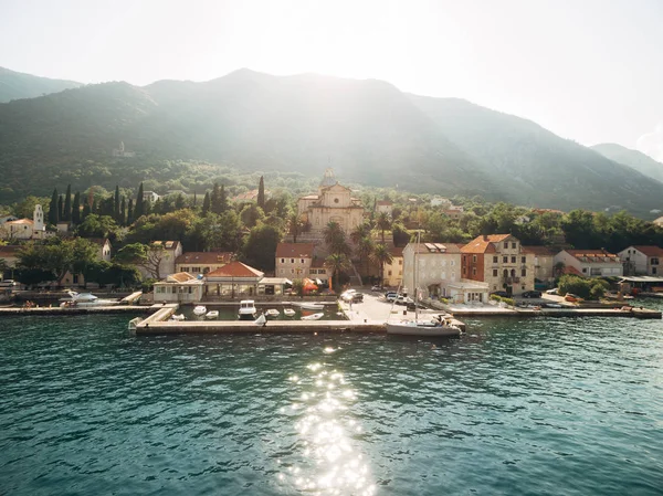Prcanj, Montenegro La Bahía de Kotor. Iglesia de la Natividad de t —  Fotos de Stock