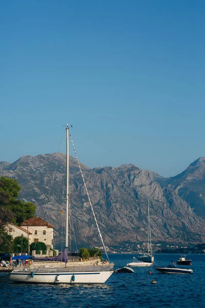 Kapal layar di kota kuno Perast di Bay of Kotor, Montenegro — Stok Foto